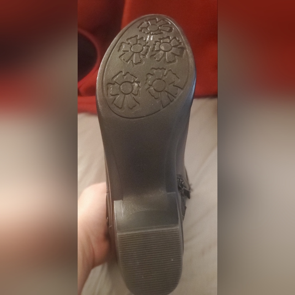 Boots - Picture 3 of 3